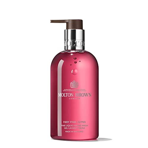 Runde, rosa Flüssigseife mit Pumpverschluss. Aufschrift: Molton Brown London, Fiery Pink Pepper. Made in England.