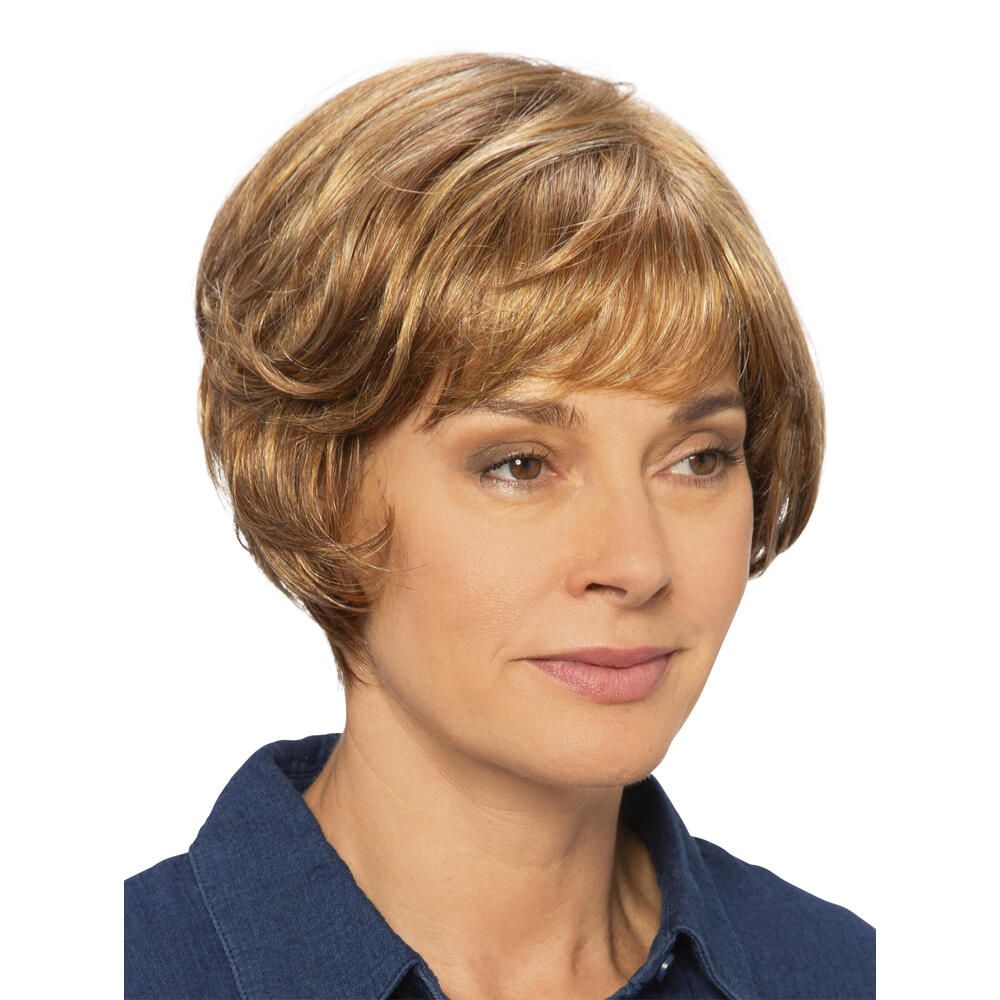 Perücke Rosalie von trendhair. Kurze, blonde Kunsthaarperücke mit Pony. Dreiviertelansicht einer Frau.