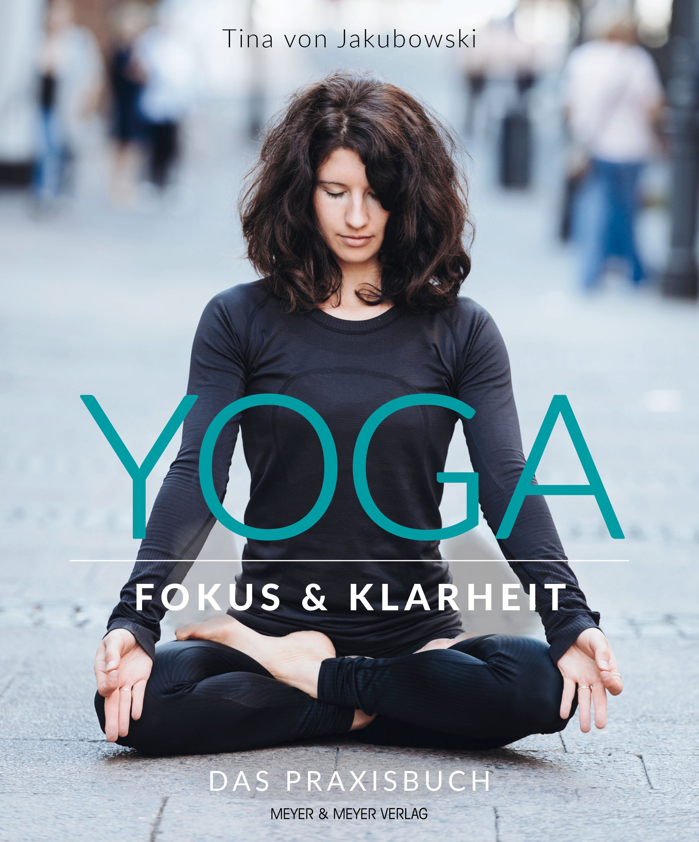 Buchcover mit Titel YOGA, Fokus & Klarheit. Autorin Tina von Jakubowski. Frau sitzt im Lotussitz. Verlag Meyer & Meyer.