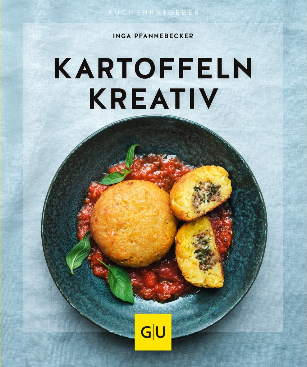 Kochbuch "Kartoffeln kreativ" von Inga Pfannebecker. Auf einem Teller Kartoffelgerichte mit Tomatensauce und Basilikum.
