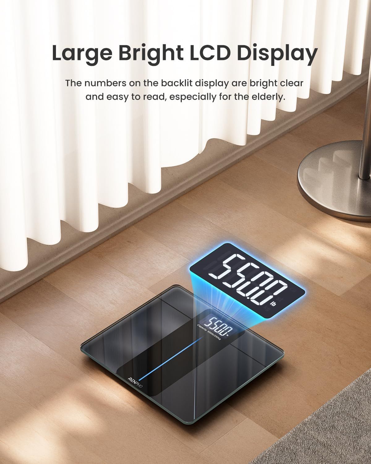 Digitale Personenwaage mit großem LCD-Display. Schwarzes Design. Anzeige von 5500. Auf dem Boden stehend.