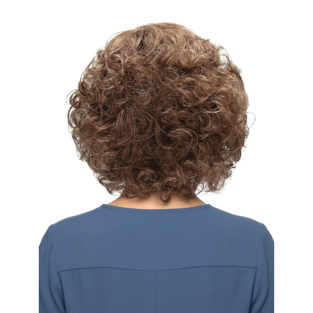 Perücke mit lockigem, braun-blondem Haar. Rückansicht einer Frau mit blauem Oberteil.