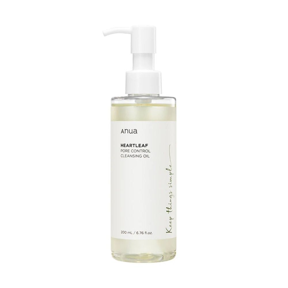 Klare Flasche mit weißem Etikett. Aufschrift: Anua, Heartleaf Pore Control Cleansing Oil. Weißer Pumpkopf.