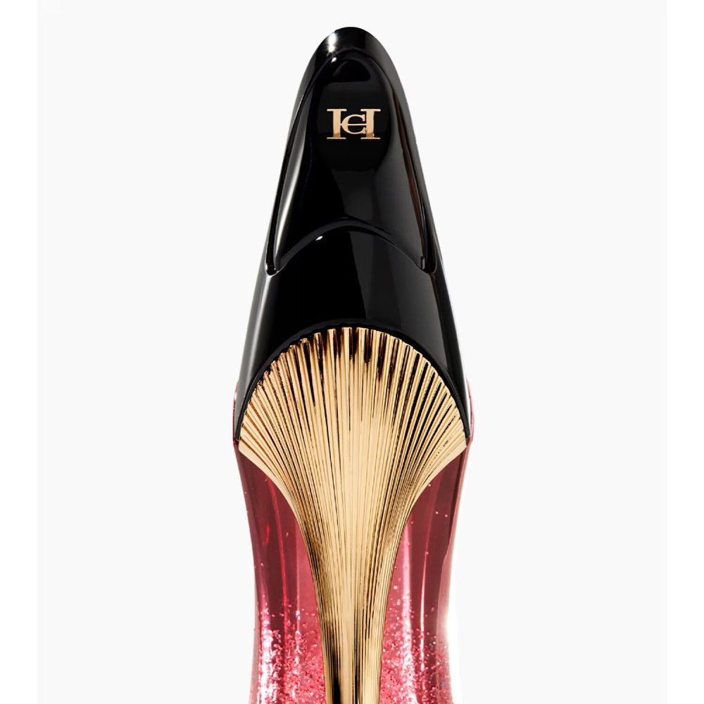Nahaufnahme des Verschlusses und des oberen Teils des Carolina Herrera Very Good Girl Glam Parfümflakons.