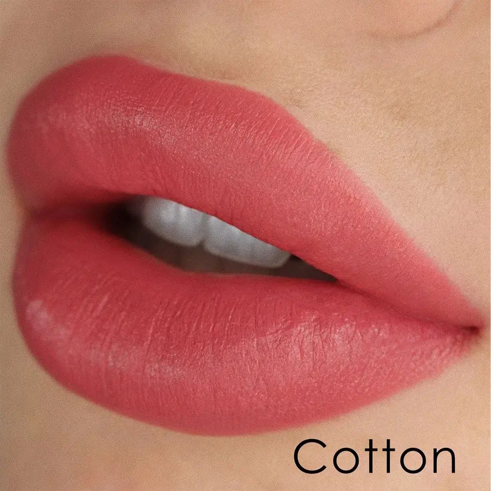 Nahaufnahme von Lippen, die mit einem rosafarbenen Lippenstift bemalt sind. Text: Cotton.