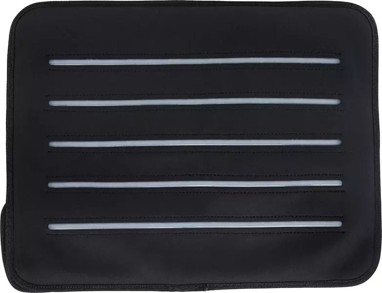Schwarzes Pad mit fünf horizontalen, weißen Streifen. Das Pad hat eine rechteckige Form.
