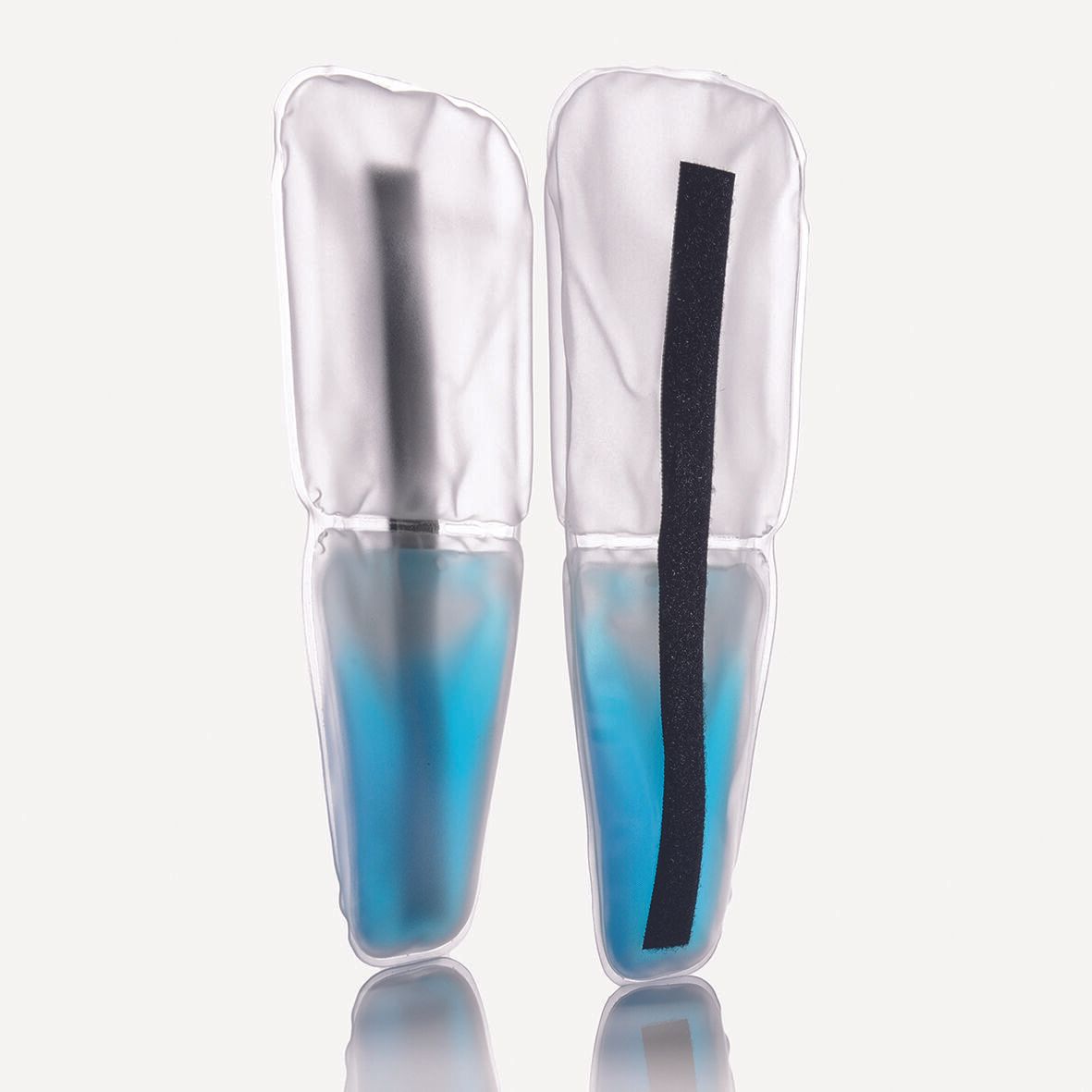 Zwei transparente Orthesen mit schwarzem Band und blauem Gel. Die Orthesen sind für den Knöchel bestimmt.