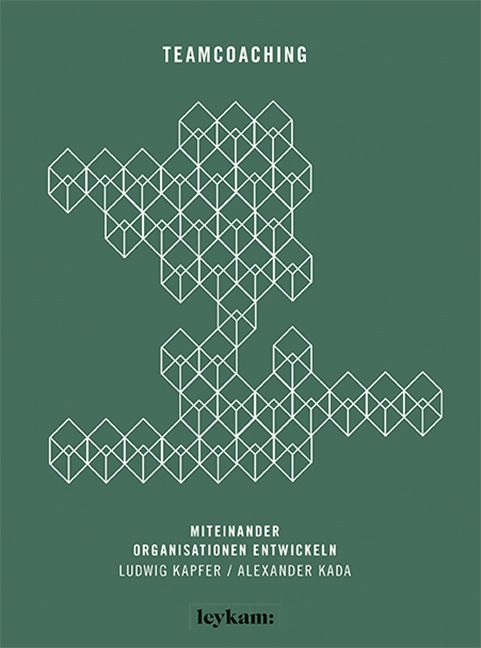 Buchcover mit grünem Hintergrund und weißer geometrischer Grafik. Titel: TEAMCOACHING. Autoren: Ludwig Kapfer, Alexander Kada. Verlag: leykam: