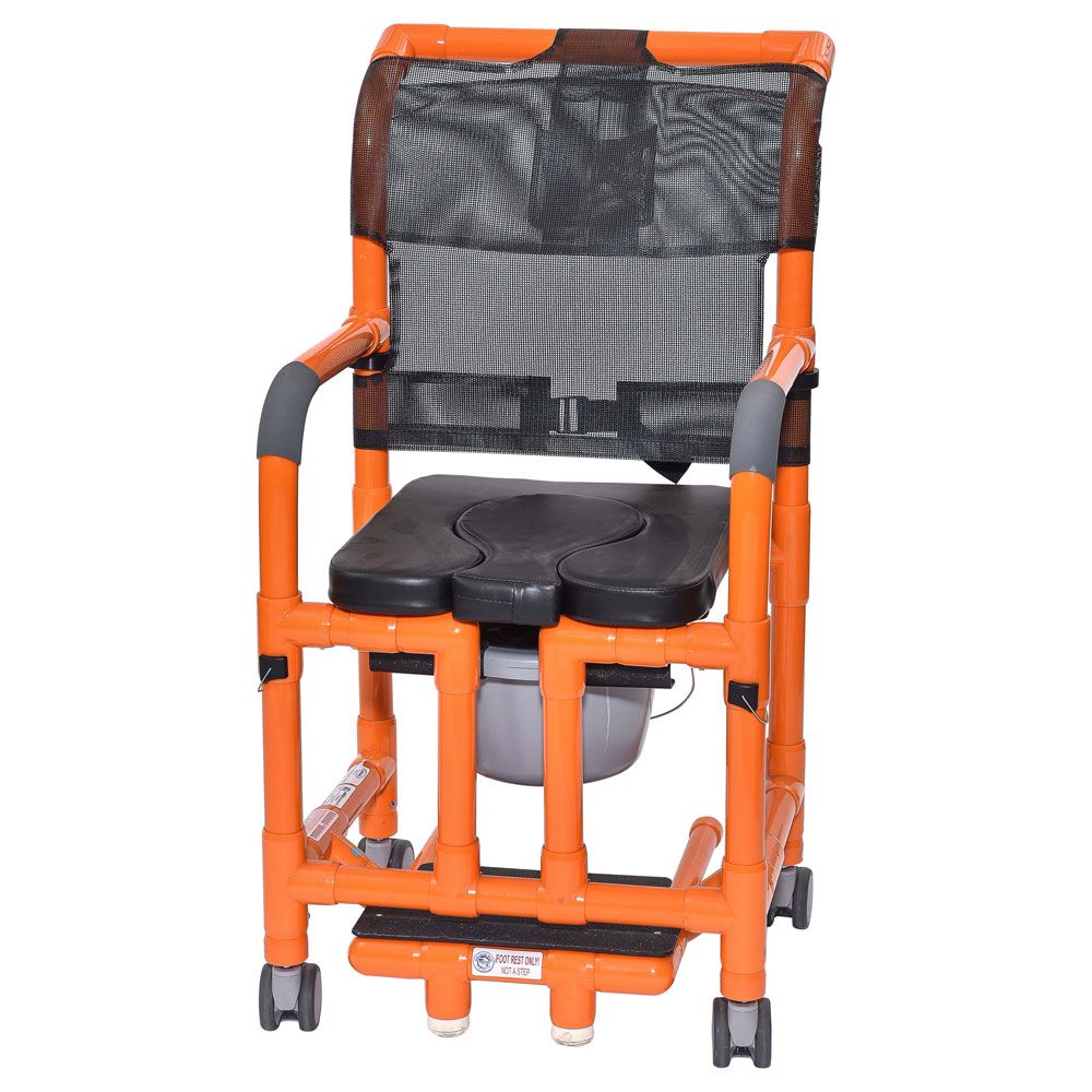 Dusch- und Toilettenrollstuhl, orangefarbenes Gestell, schwarze Sitzfläche und Rückenlehne. Mit Eimer und Rollen.