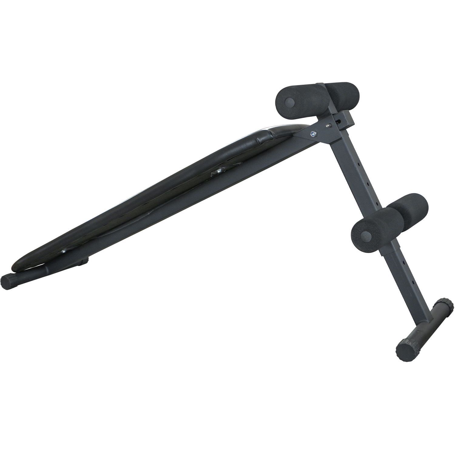 Schwarze Sit-Up-Bank, zusammengeklappt. Verstellbare Beinstütze, Schaumstoffrollen. Metallrahmen.