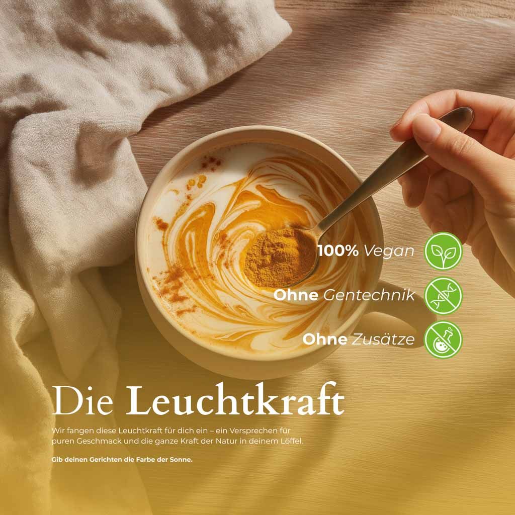 Tasse mit Getränk, Kurkuma-Pulver wird mit Löffel hinzugefügt. Text: 100% Vegan, Ohne Gentechnik, Ohne Zusätze. Die Leuchtkraft.