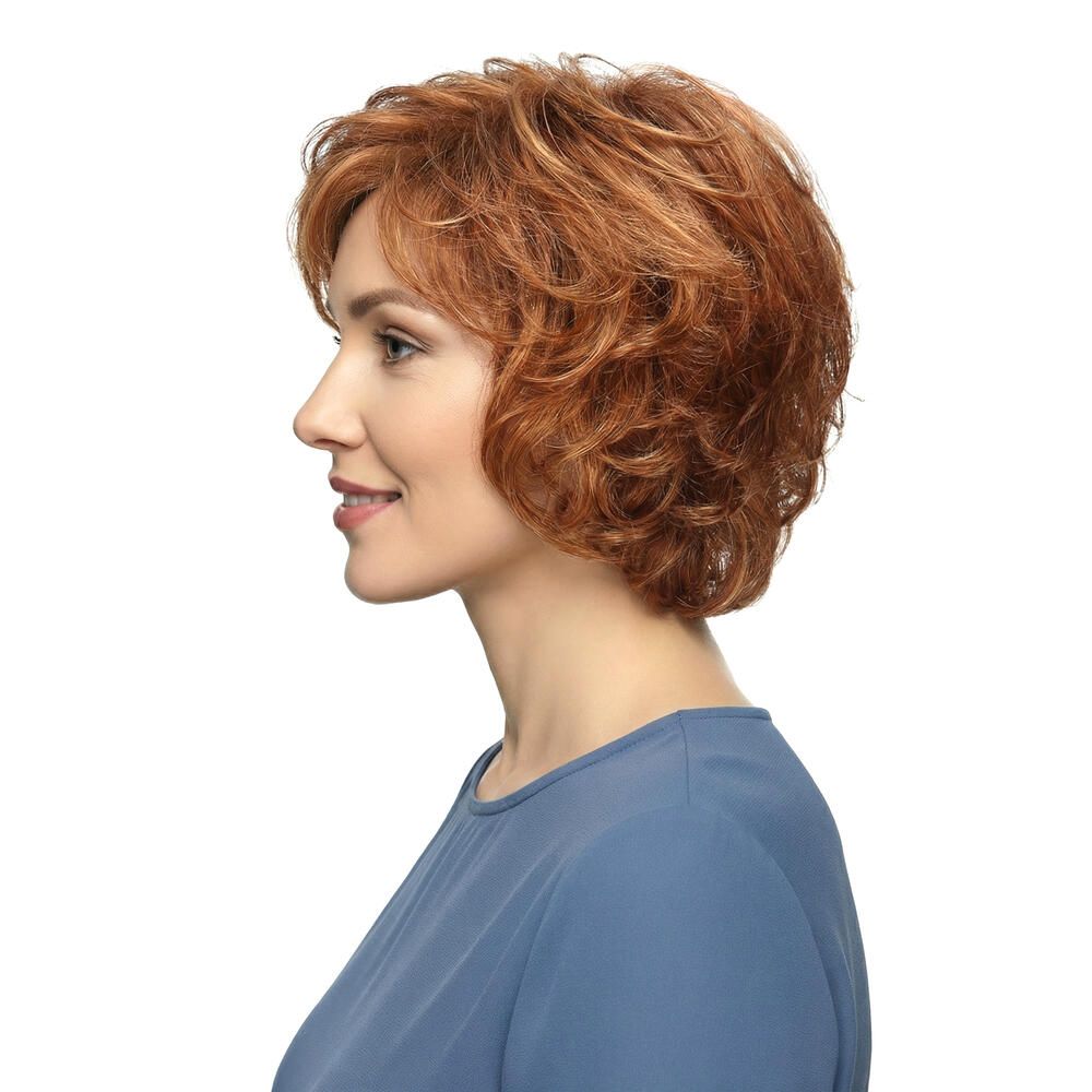Perücke Michelle von Lofty, rotbraun, gewellt, kurze Frisur. Frau im Profil, blaues Oberteil.
