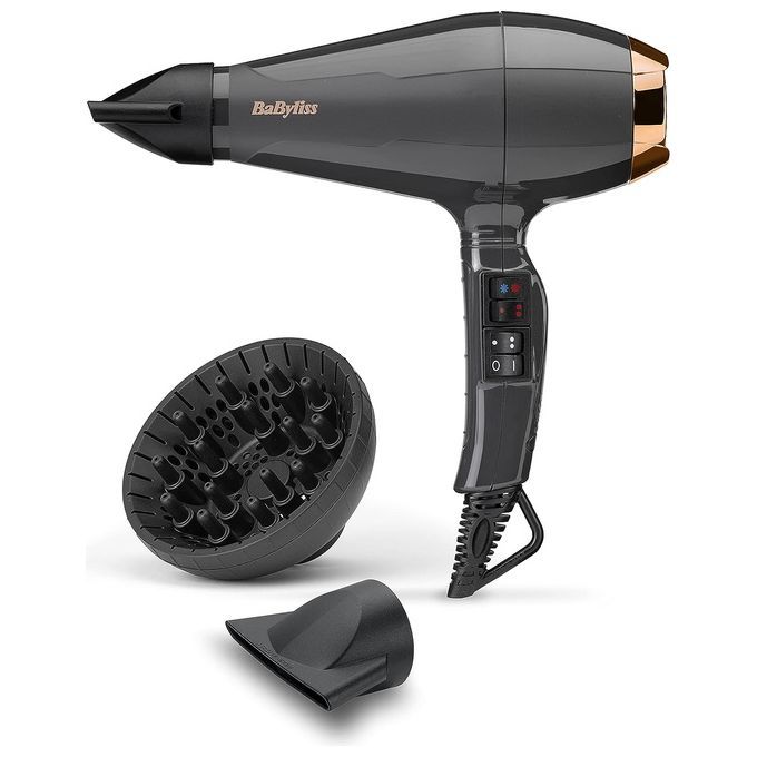 Asciugacapelli nero BaByliss da 2200 W. L'apparecchio è grigio con dettagli dorati. Sono inclusi un diffusore e un beccuccio. I comandi sono sull'impugnatura.