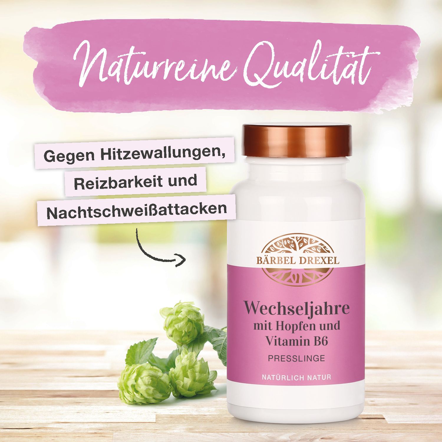 Flasche mit weißem Etikett "Wechseljahre mit Hopfen und Vitamin B6". Daneben Hopfenpflanzen. Text "Natürreine Qualität".
