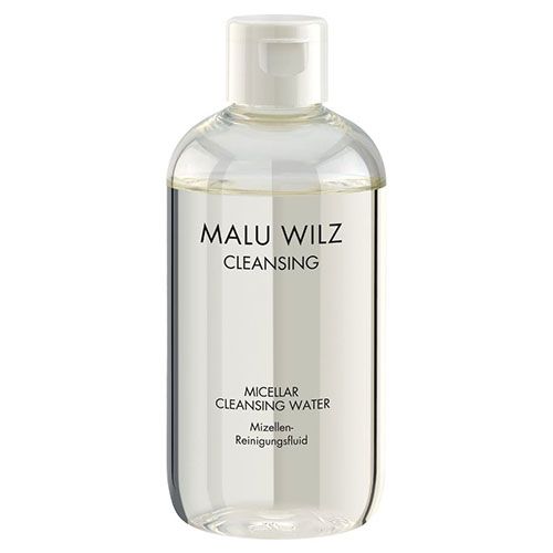 Klare Flasche mit weißem Deckel. Aufschrift MALU WILZ CLEANSING, darunter MICELAR CLEANSING WATER und Mizellen-Reinigungsfluid.