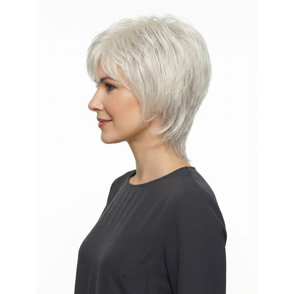 Kurzhaarperücke in hellem Grau. Frau mit dunklem Oberteil. Seitliche Ansicht.