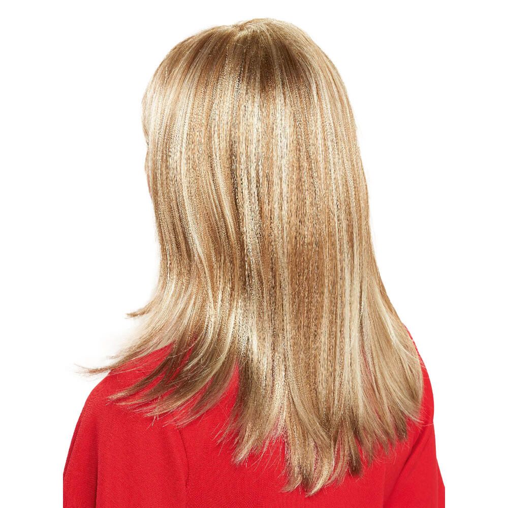 Perücke Luana, Sandmix gesträhnt. Blondes Haar, Rückansicht. Frau mit rotem Oberteil.