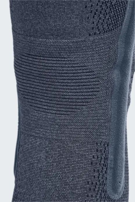 Nahaufnahme der Knieorthese. Dunkelgraues, gestricktes Material. Detailansicht der Kniekehle.