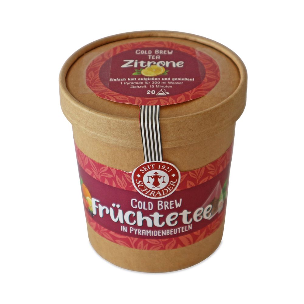 Becher mit Schrader Cold Brew Früchtetee Zitrone. Deckel und Band mit Aufdruck. Aufschrift: Cold Brew Früchtetee in Pyramidenbeuteln.