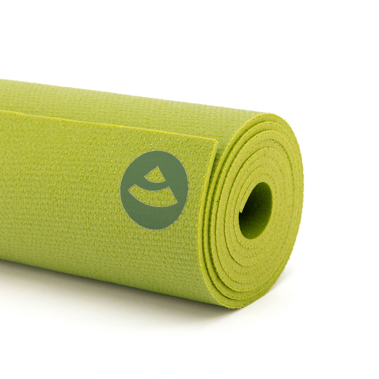 Gerollte grüne Yogamatte. Logo sichtbar. Olivgrüne Farbe. Detailaufnahme.