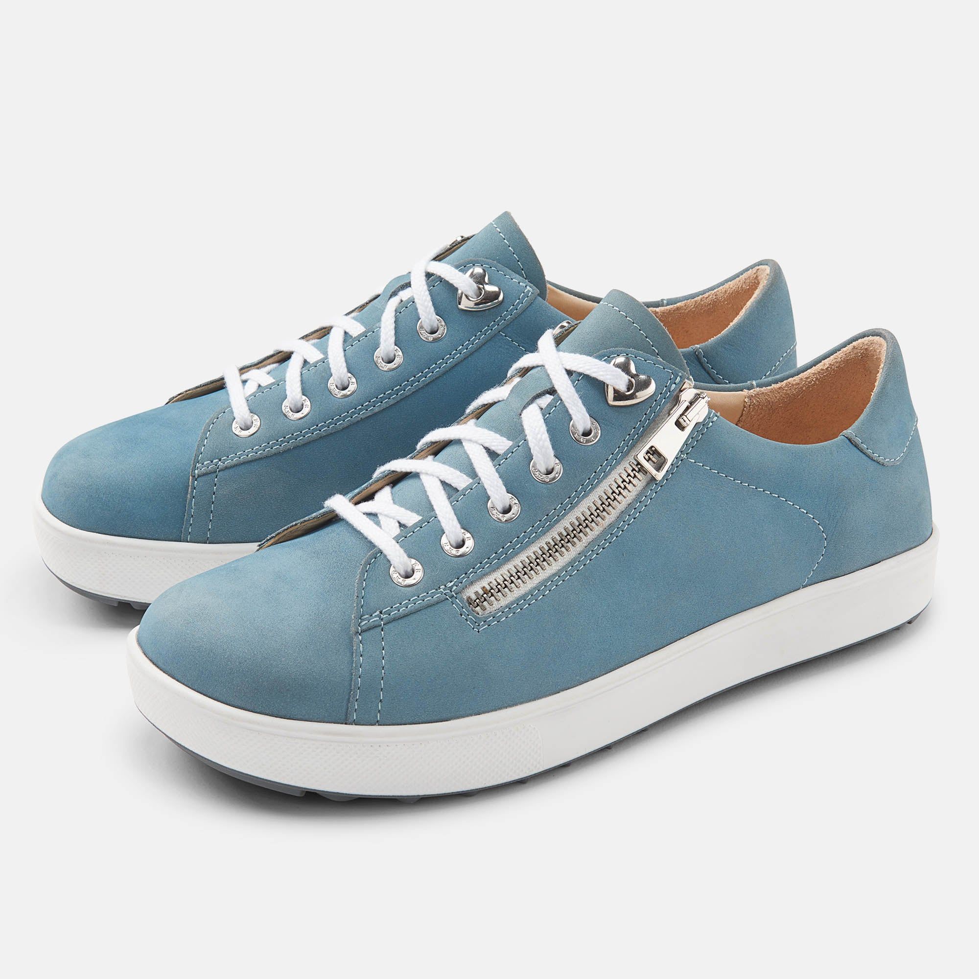 Hellblaue Schnürschuhe mit weißer Sohle und Reißverschluss. Schnürsenkel weiß. Perspektivische Ansicht.