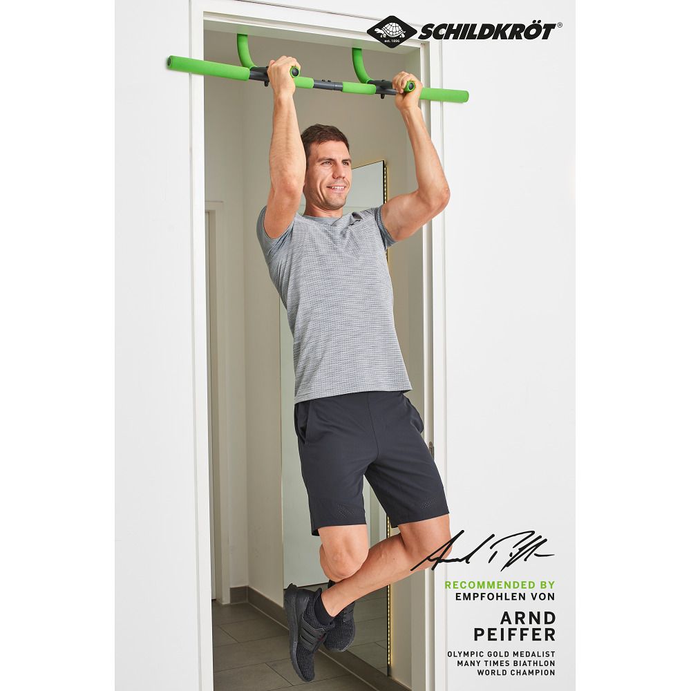 Mann hängt am Schildkröt Türreck Multifunktional 4 in 1. Griffe grün. Empfohlen von Arnd Peiffer.