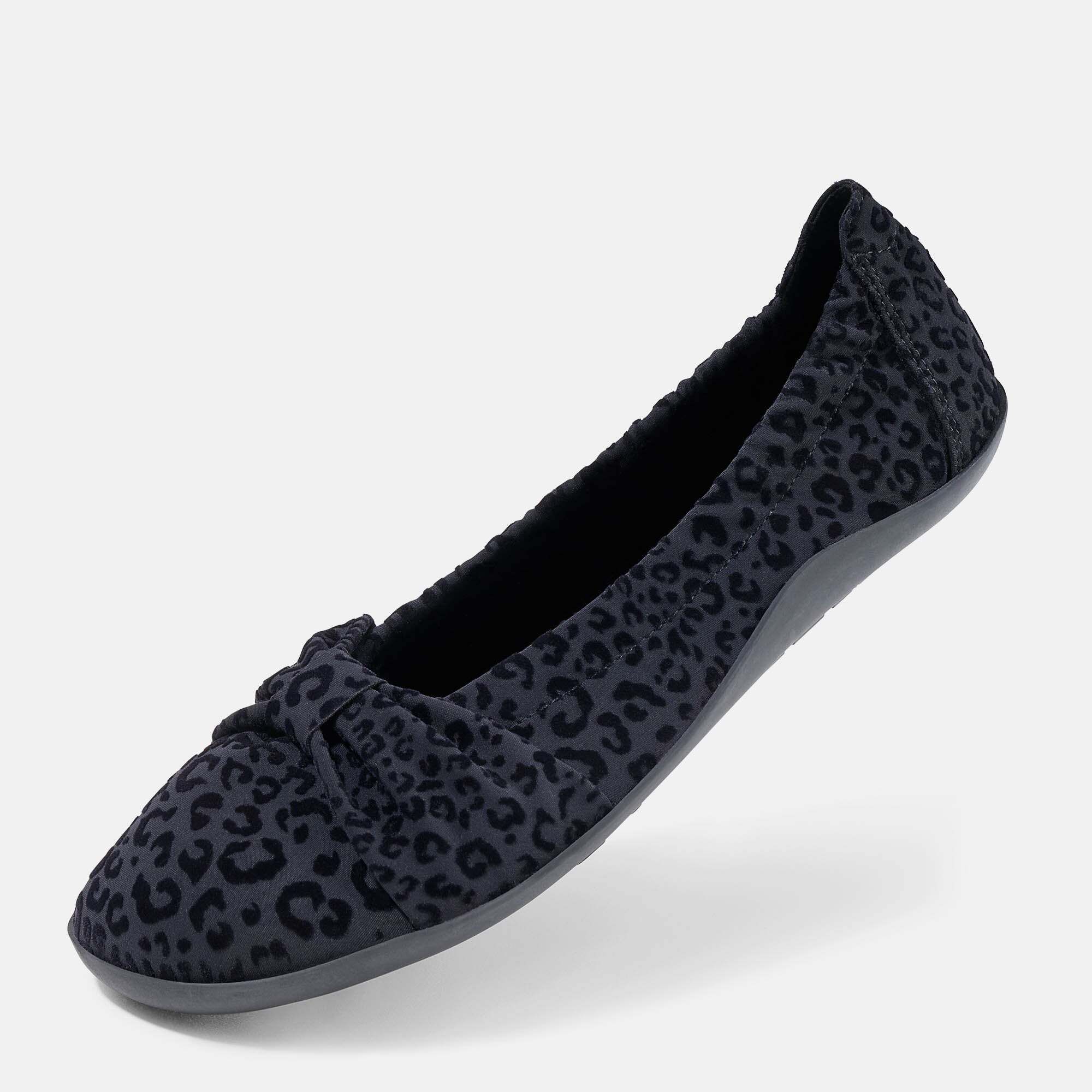 Schrägansicht einer Damen Ballerina mit Leopardenmuster und Schleife.