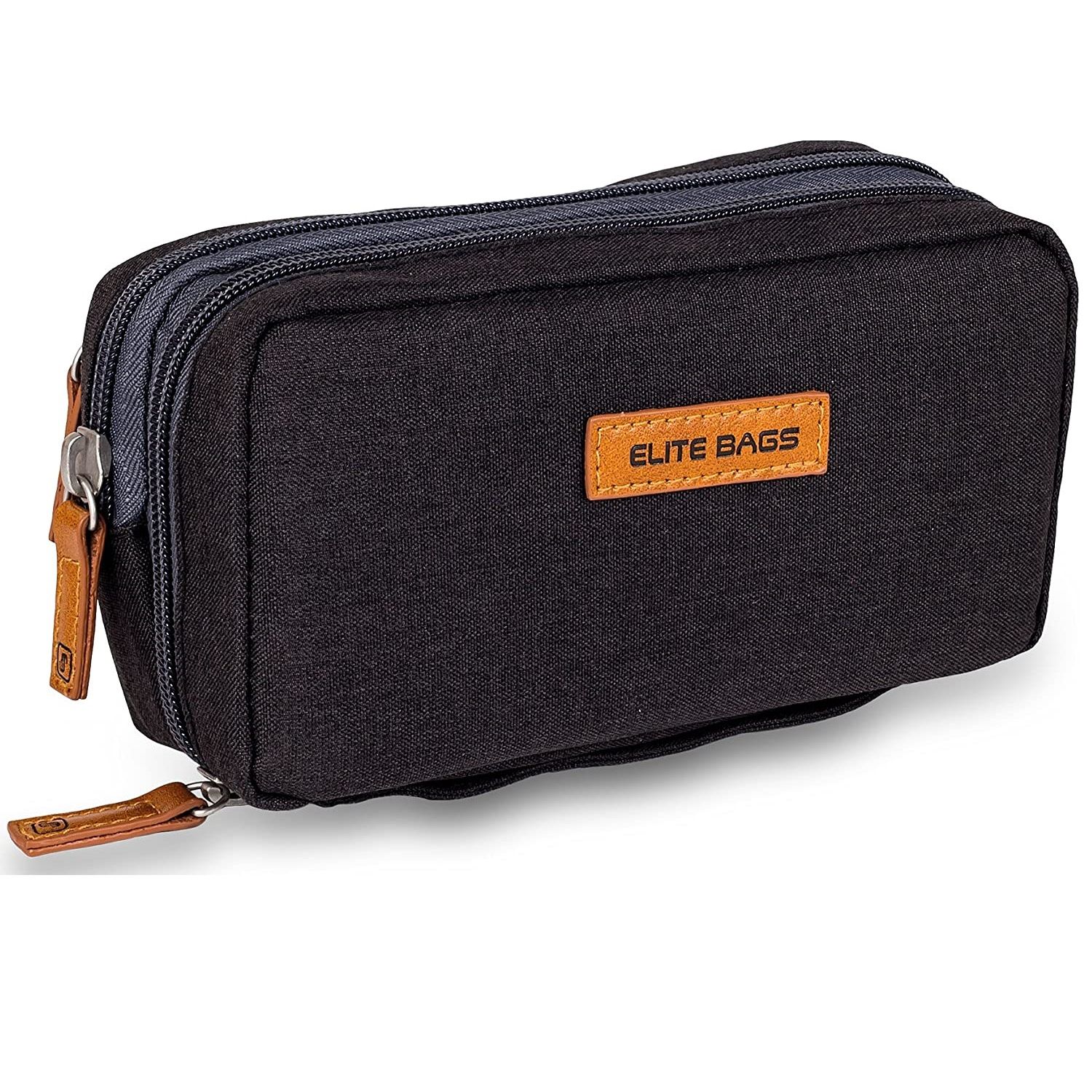 Schwarze, rechteckige Tasche mit Reißverschluss und braunem Lederanhänger. Auf der Vorderseite befindet sich ein braunes Etikett mit dem Logo ELITE BAGS.