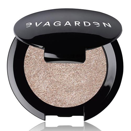 Lidschatten-Kompaktpuder. Schwarze Dose mit silbernem Schriftzug „Eva Garden“. Helles, glitzerndes Puder. Deckel geöffnet.