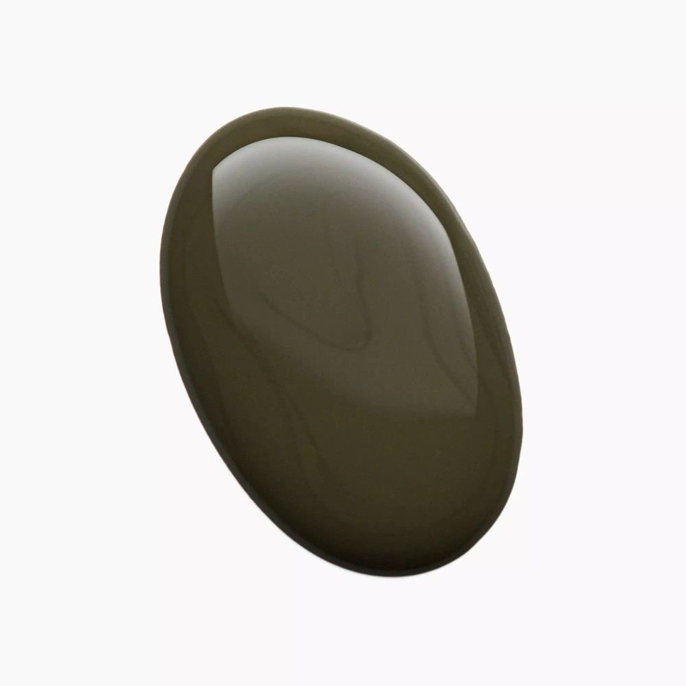 Ein Tropfen olivgrünen Nagellacks auf weißem Hintergrund. Der Lack ist glänzend und oval geformt.