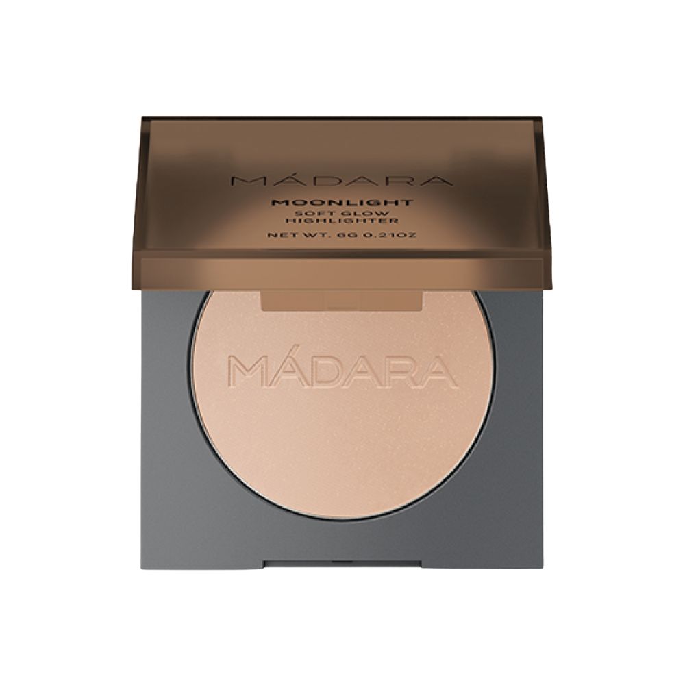 Quadratischer Highlighter-Kompaktpuder mit Deckel. Auf dem Puder steht „MÁDARA“. Auf dem Deckel steht „MOONLIGHT SOFT GLOW HIGHLIGHTER“.