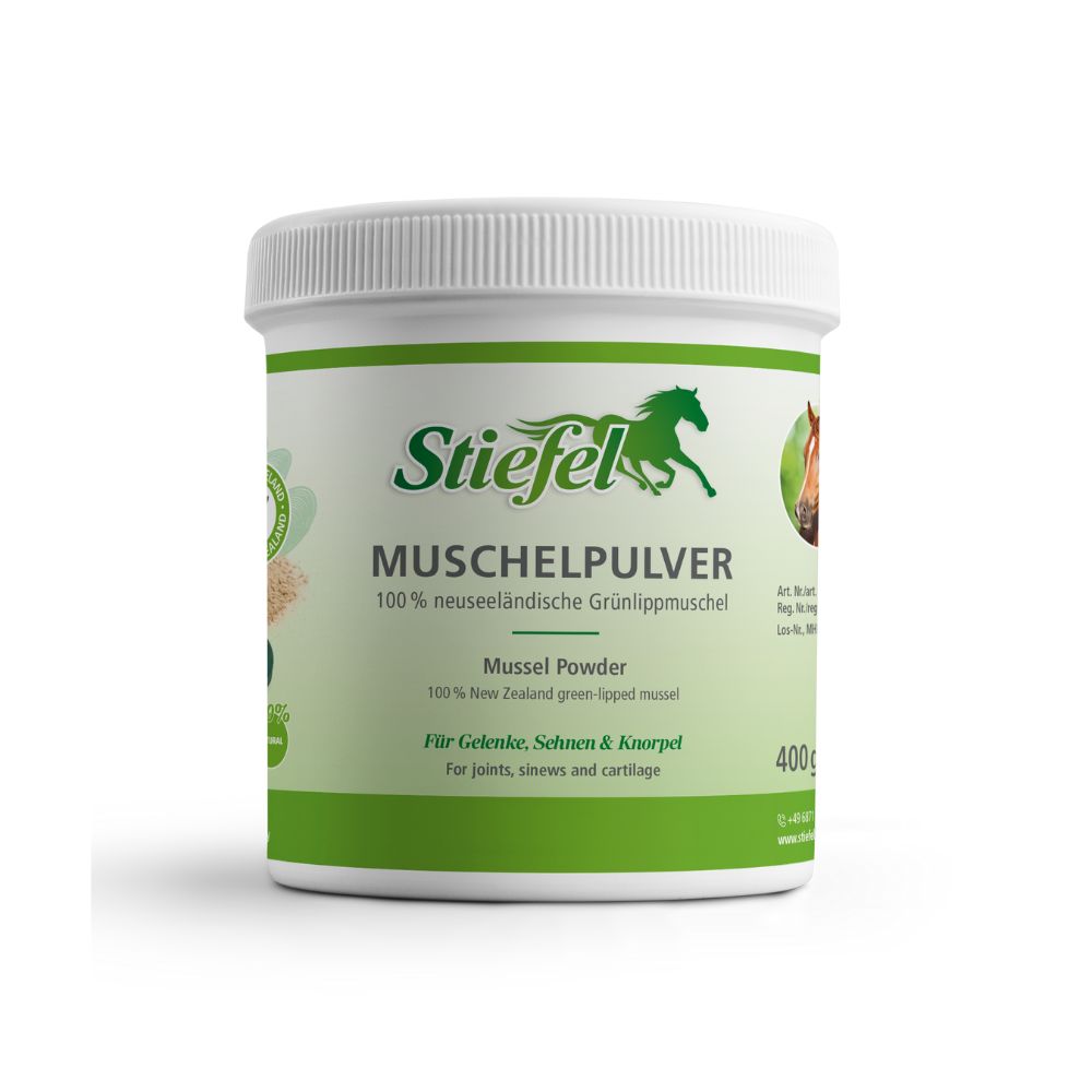 Weißes Produktglas mit grünem Etikett. Aufschrift: Stiefel Muschelpulver. Abbildung eines Pferdes. 400g-Angabe.