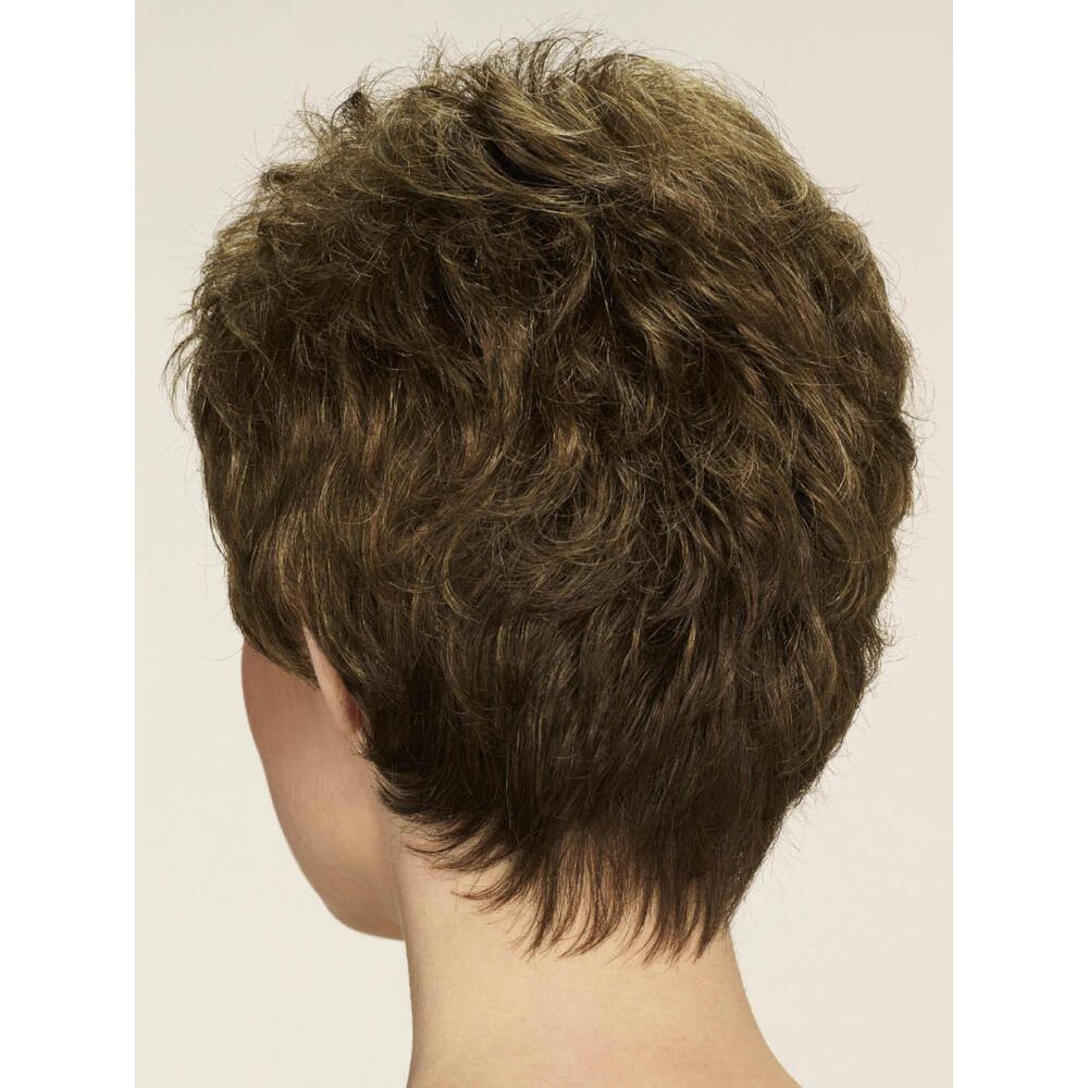 Kurzhaarperücke BREMEN von DELUXE. Braun-meliertes Haar, leicht gewellt. Rückansicht einer Frau mit Perücke.