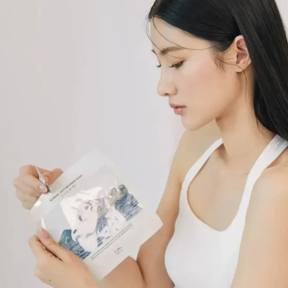 Verpackung einer Gesichtsmaske mit Berg- und Wasserlandschaft.
