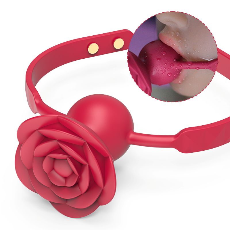 Roter Mundknebel mit Rosenblüten-Design. Nahaufnahme im Mund. Auf weißem Hintergrund.