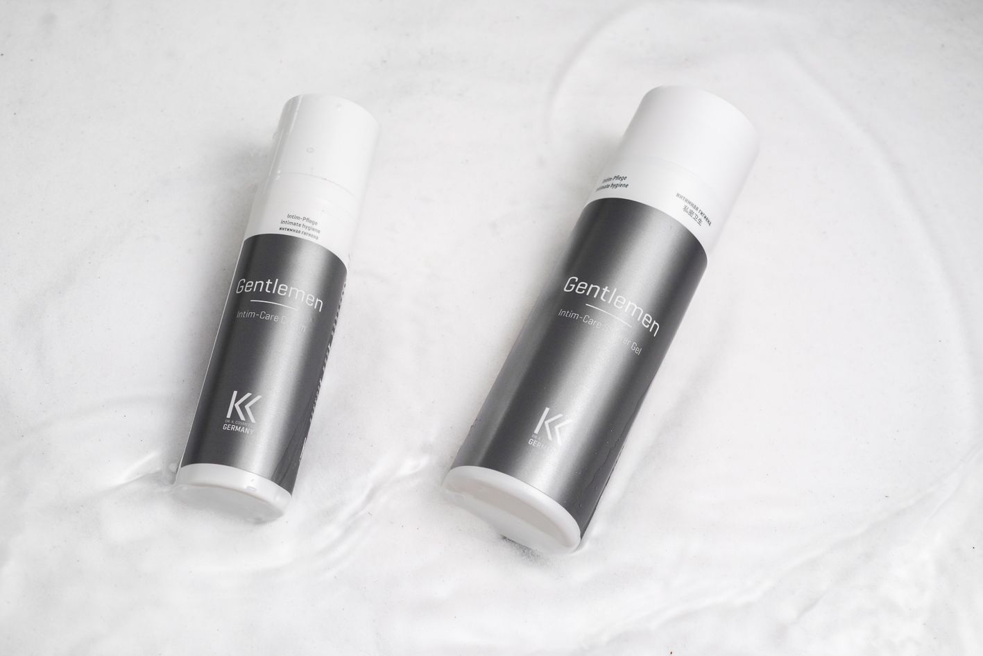 Zwei Creme-Spender. Aufschrift: Gentlemen Intim-Care Cream. Marke: K.K. Cosmetics Germany. Auf weißem Untergrund.