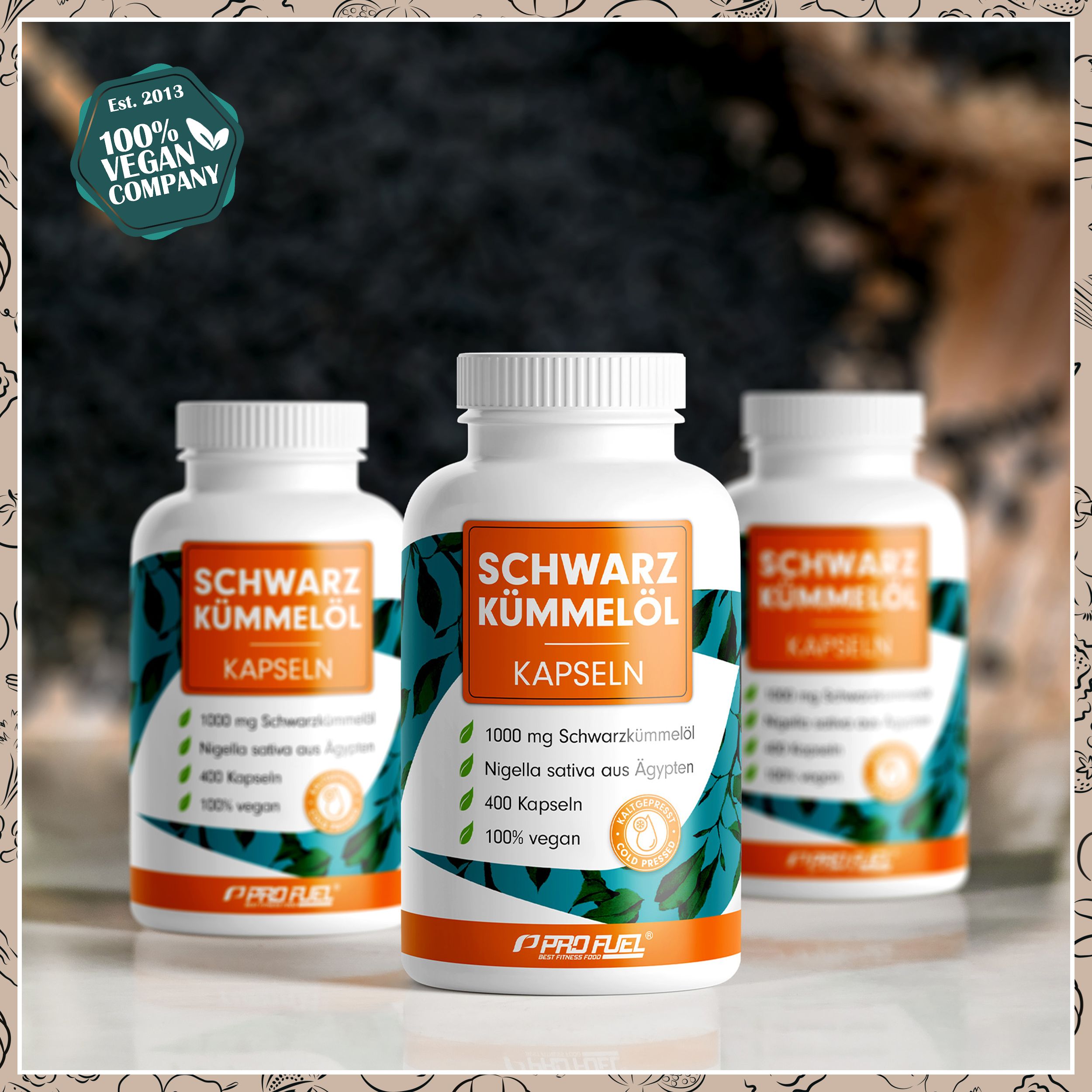 Drei Flaschen Schwarzkümmelöl Kapseln. Aufschrift: Schwarzkümmelöl Kapseln, 1000mg, 400 Kapseln, 100% vegan. Marke: ProFuel.