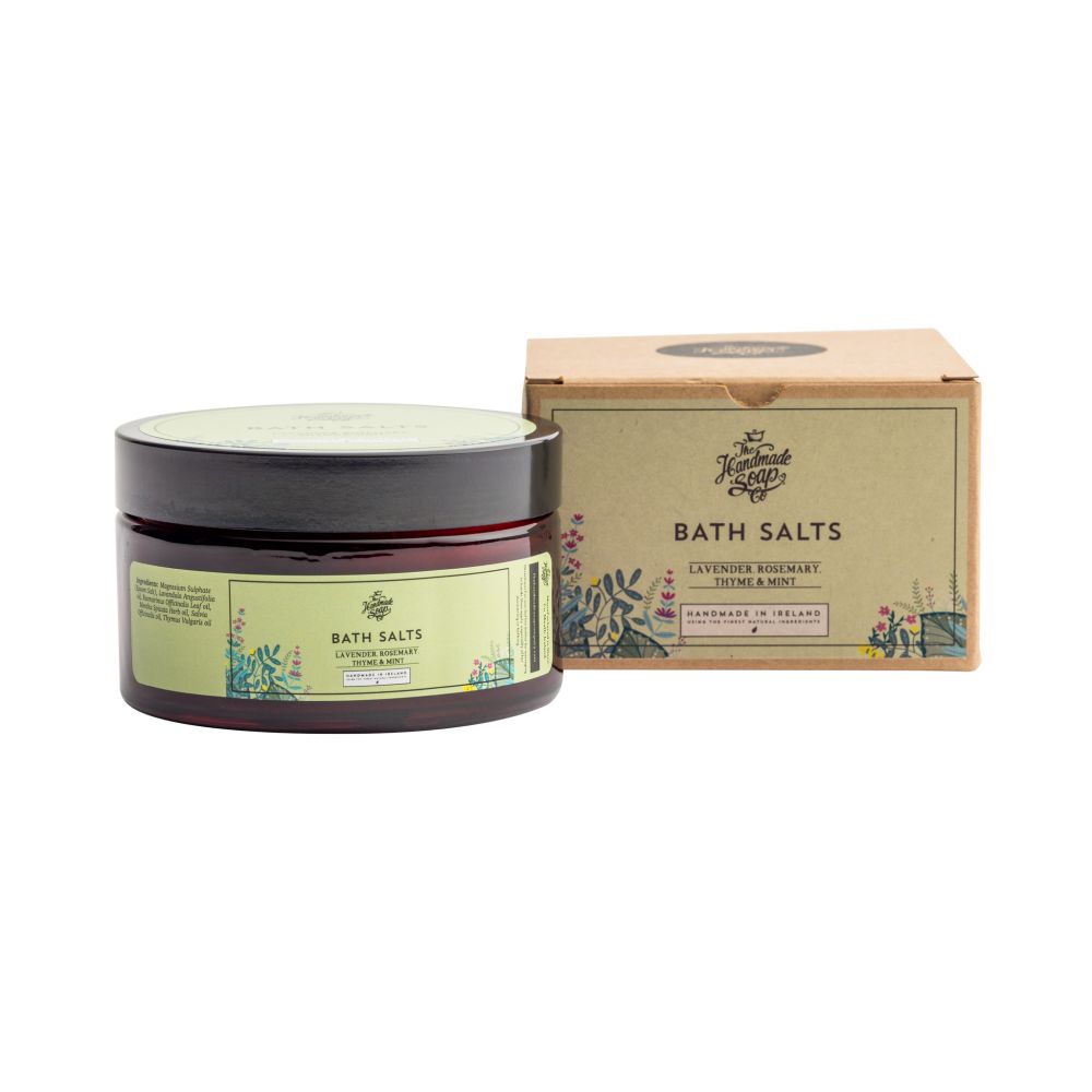 Glas mit Badesalz und Karton. Aufschrift: Bath Salts, Lavendel, Rosmarin, Thymian & Minze. Handmade in Ireland.
