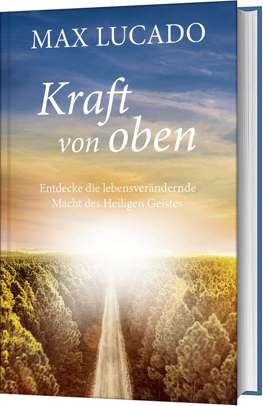 Buch mit dem Titel "Kraft von oben" von Max Lucado. Auf dem Cover eine Straße durch einen Wald, blauer Himmel.