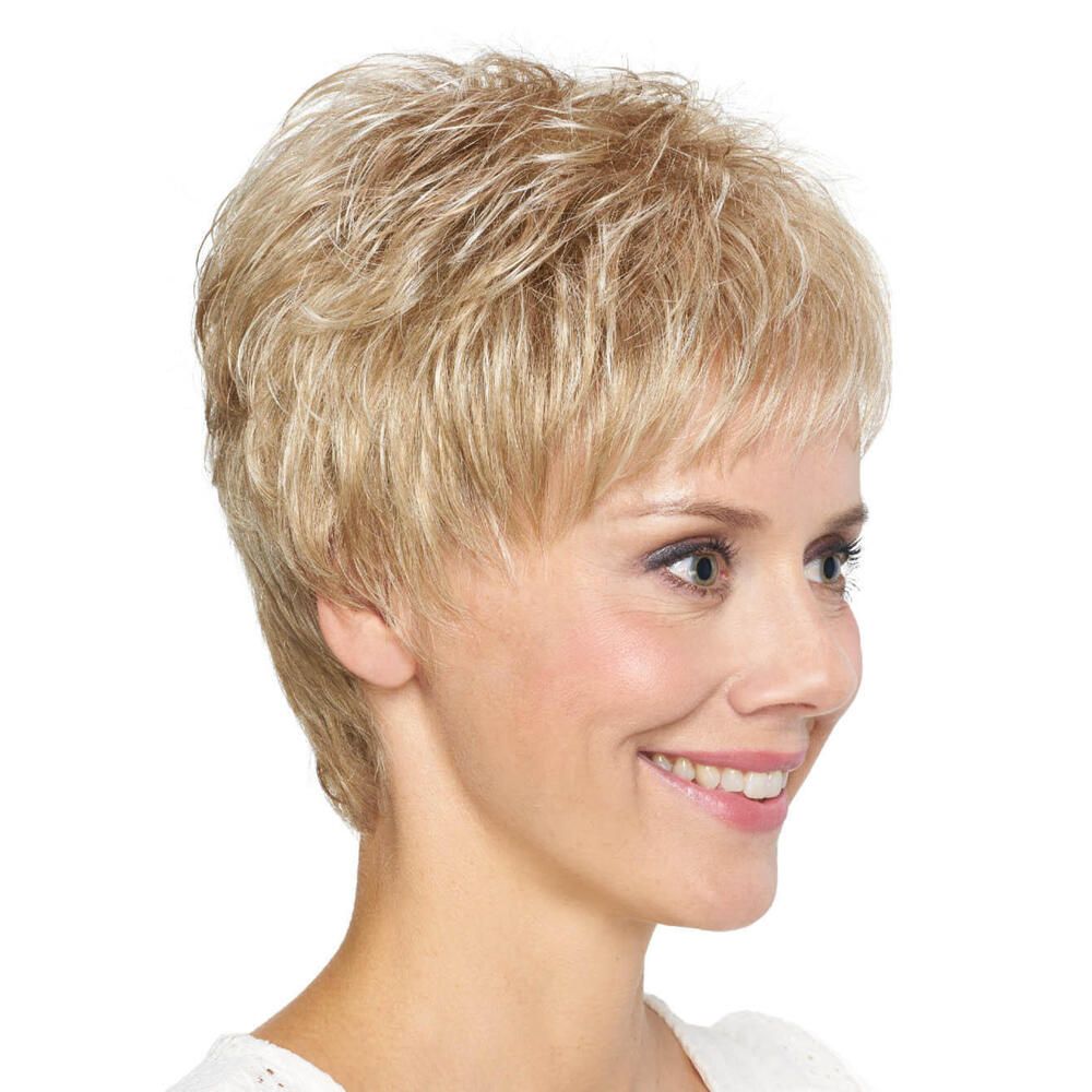 Blonde Kurzhaarperücke. Seitenansicht einer Frau mit Perücke. Kurze, gestufte Frisur.