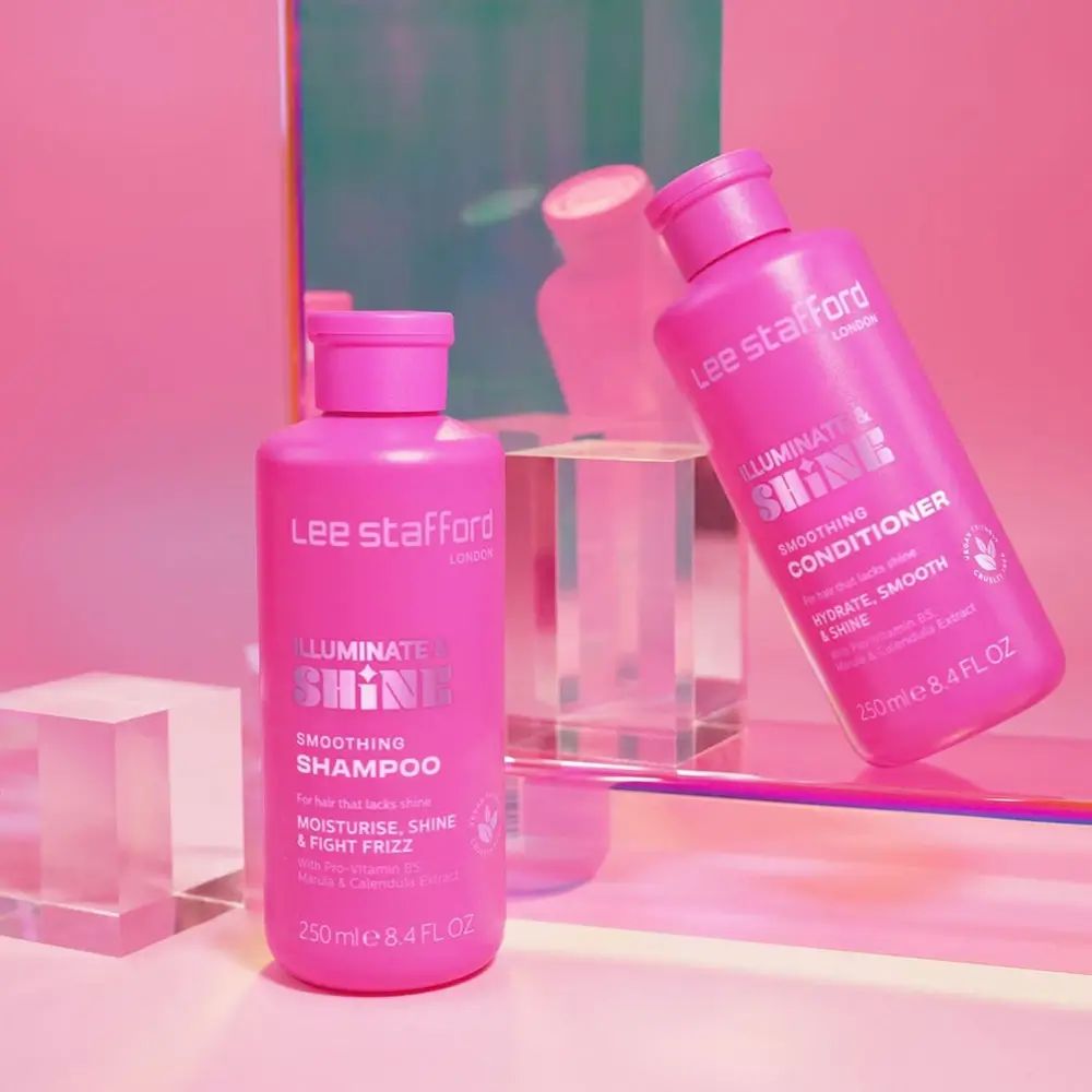 Zwei rosa Shampoo-Flaschen. Eine steht, die andere liegt. Aufschrift: "Lee Stafford LONDON", "Illuminate & Shine".