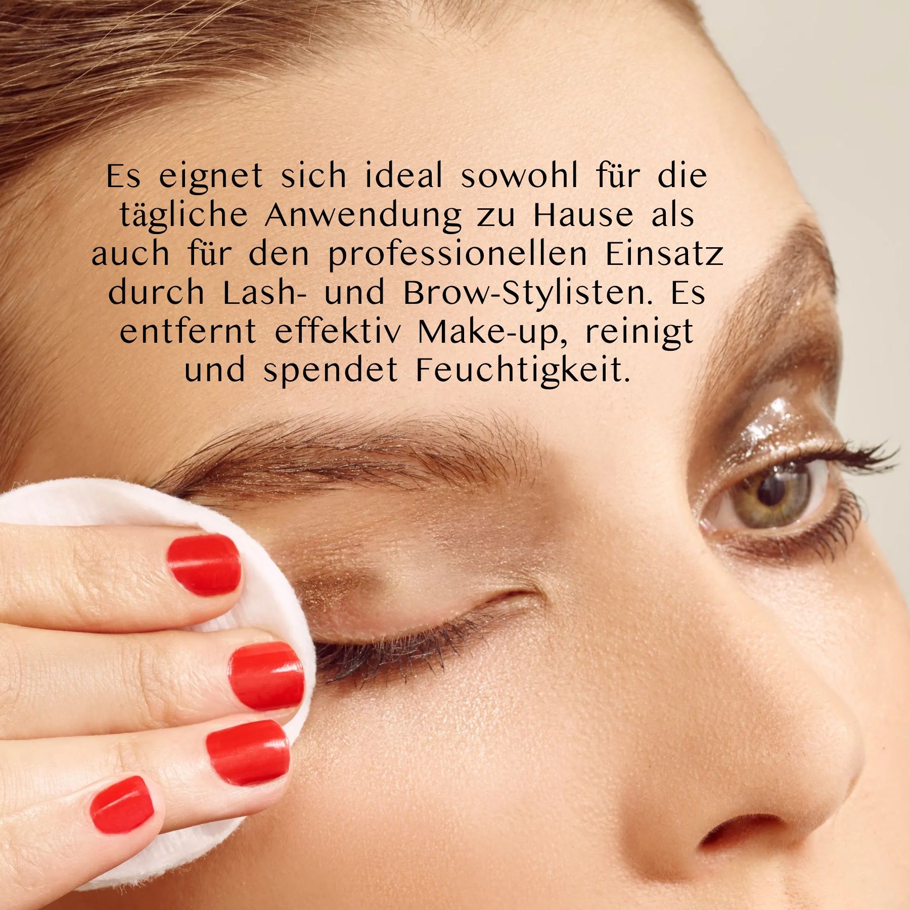 Eine Frau reinigt ihr Auge mit einem Wattepad. Text: Entfernt effektiv Make-up, reinigt und spendet Feuchtigkeit.