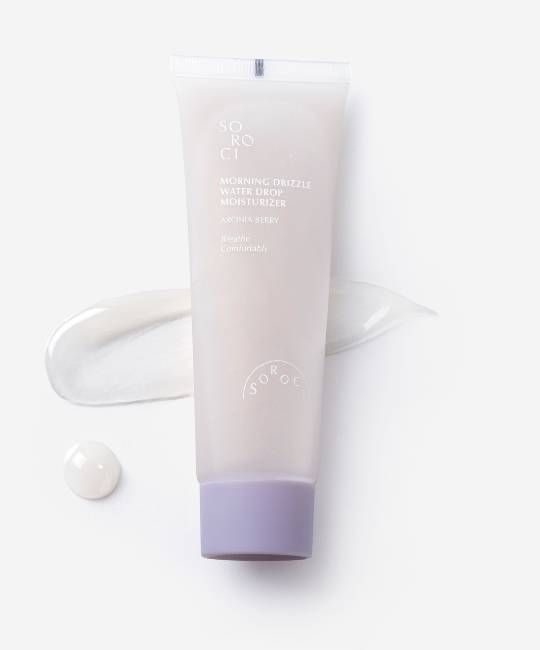 Creme-Tube, hellgrau, mit Aufschrift. Produktname: Morning Drizzle Waterdrop Moisturizer. Marke: Soroci. Fliederfarbener Deckel. Creme-Tropfen.