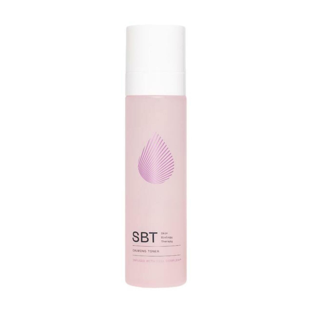 Rosa Flasche mit weißem Deckel. Aufdruck: SBT, Tropfen-Logo, Text. Produktname: Calming Toner.