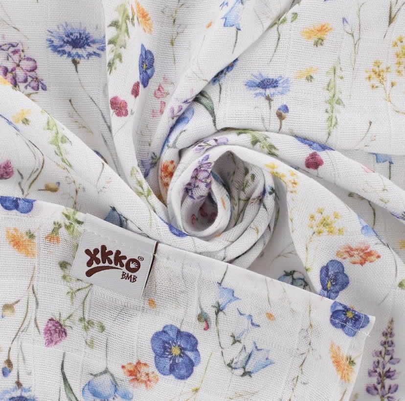 xkko Bambus-Mullwindel mit detailliertem blauem Wildblumenmuster, 70x70 cm.