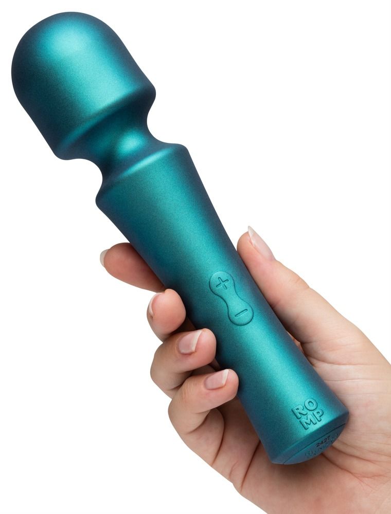 Blaugrüner Vibrator mit abgerundetem Kopf und Griff. Plus- und Minus-Symbole. ROMP-Logo. In Hand gehalten.