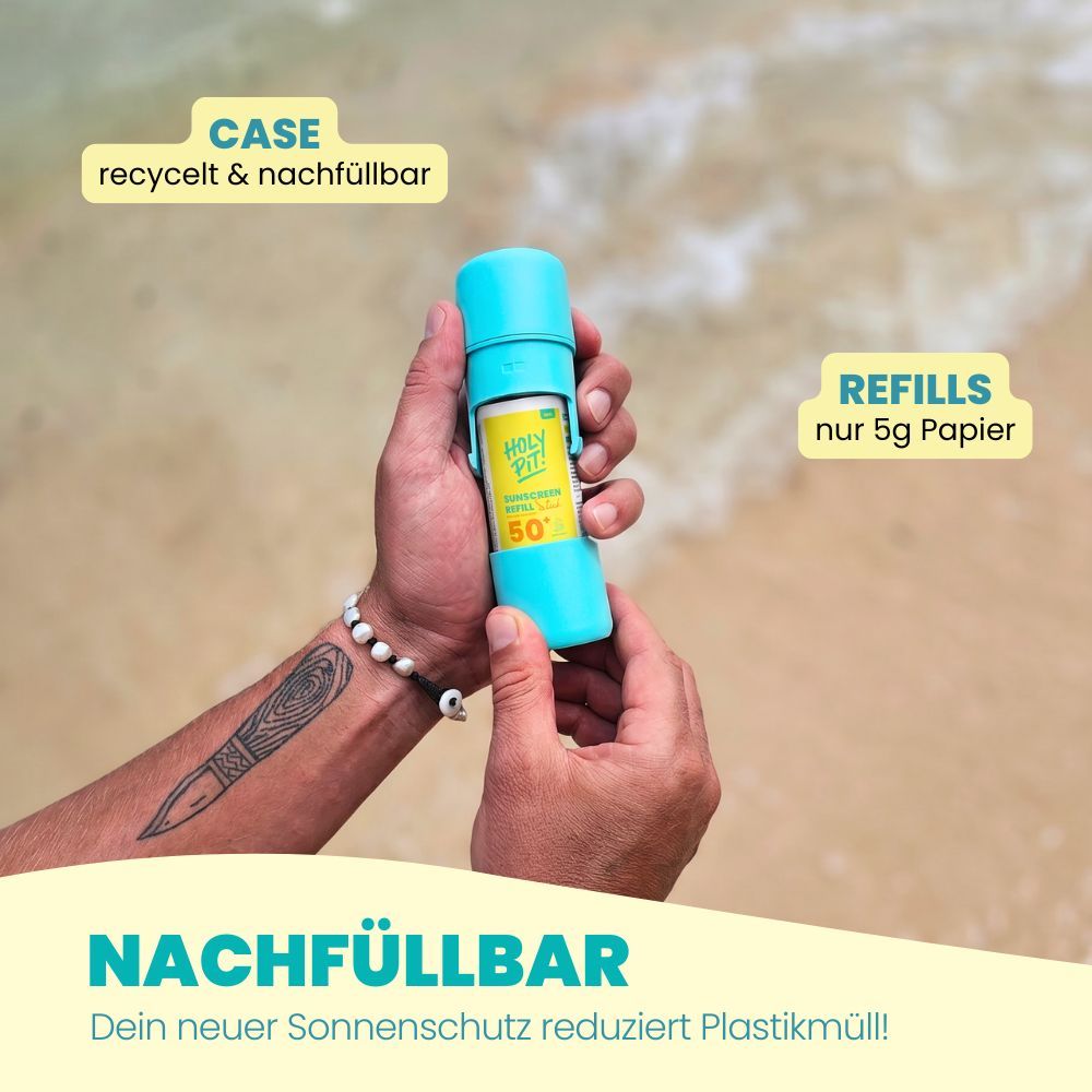 Hände halten einen blauen, nachfüllbaren Sonnenschutz-Stick. Text: Nachfüllbar, Refills, nur 5g Papier.