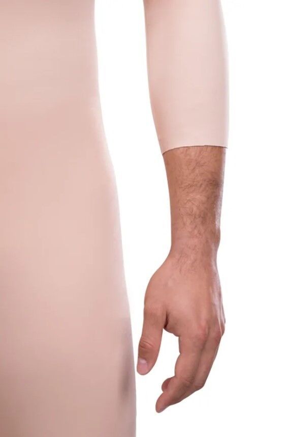 Nahaufnahme des Arms eines beigefarbenen Kompressionsbodys. Der Stoff bedeckt den Arm bis zum Ellenbogen.
