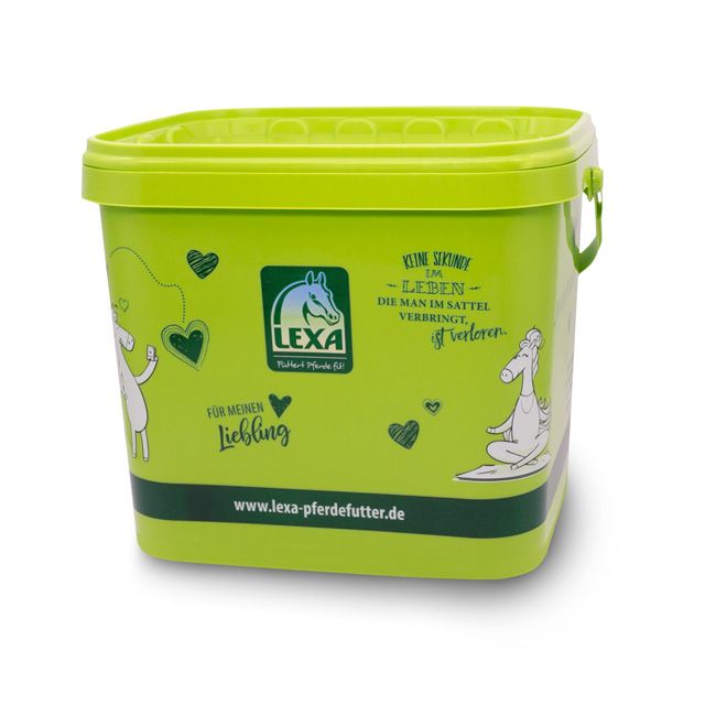 Grüner Eimer mit Deckel. Aufschrift LEXA, Logo mit Pferd. Text: Für meinen Liebling. Website-Adresse.