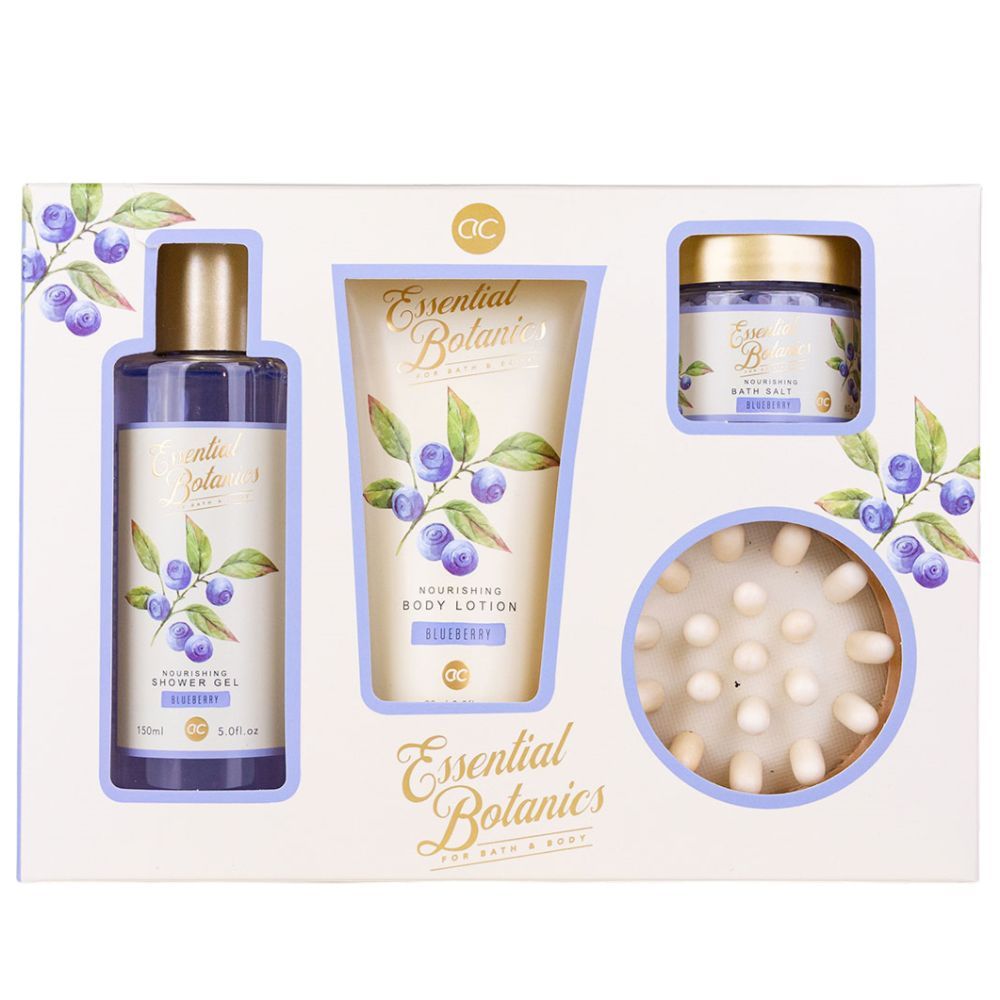 Geschenkset mit Duschgel, Bodylotion, Badesalz und Massagebürste. Produkte mit Illustrationen von Blaubeeren. Marke: Essential Botanics.